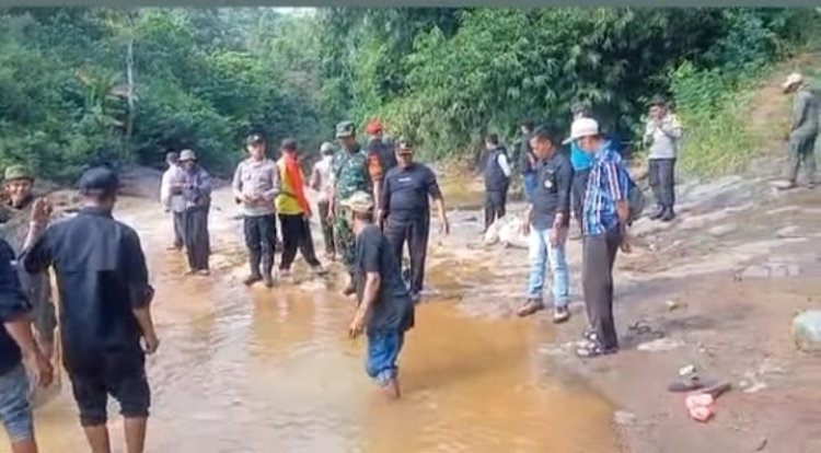 Babinsa Koramil 2215/Ciemas Bersama Lintas Sektor Lepas Bibit Ikan Nila di Sungai Cimarinjung