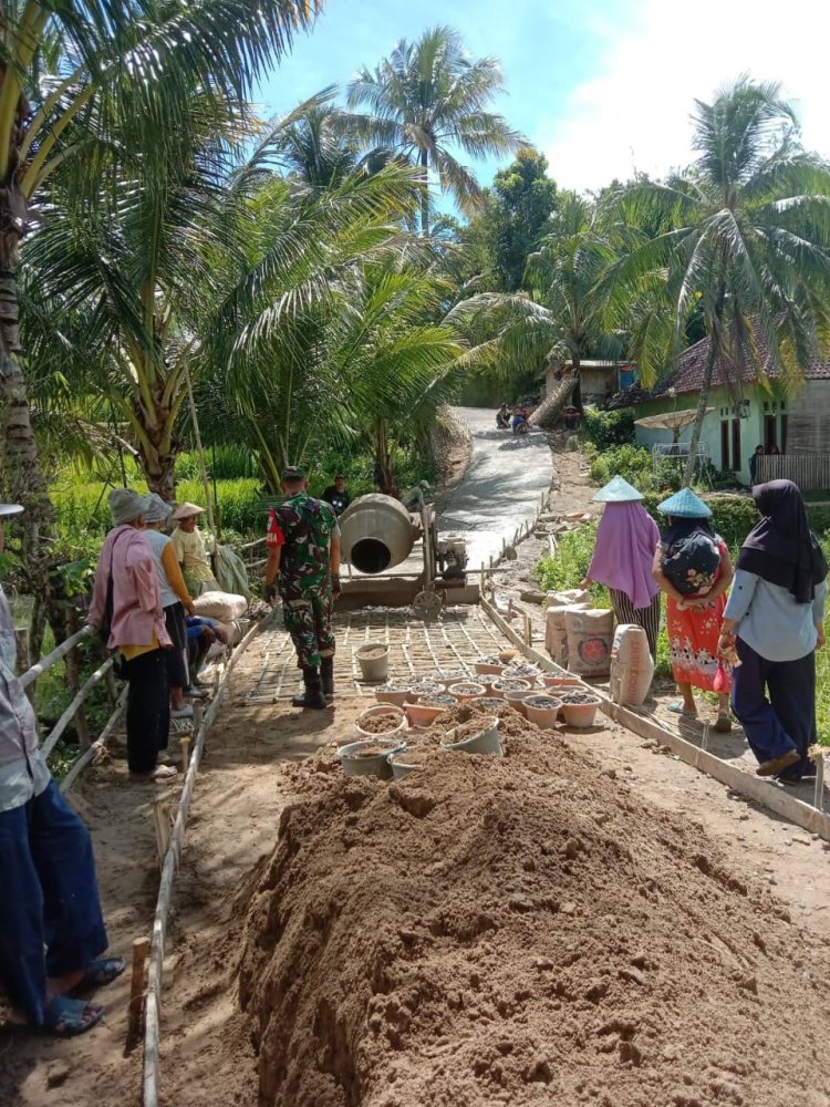 Babinsa Koramil 2214/Surade Gelar Karya Bhakti Bersama Warga di Desa Cipendai