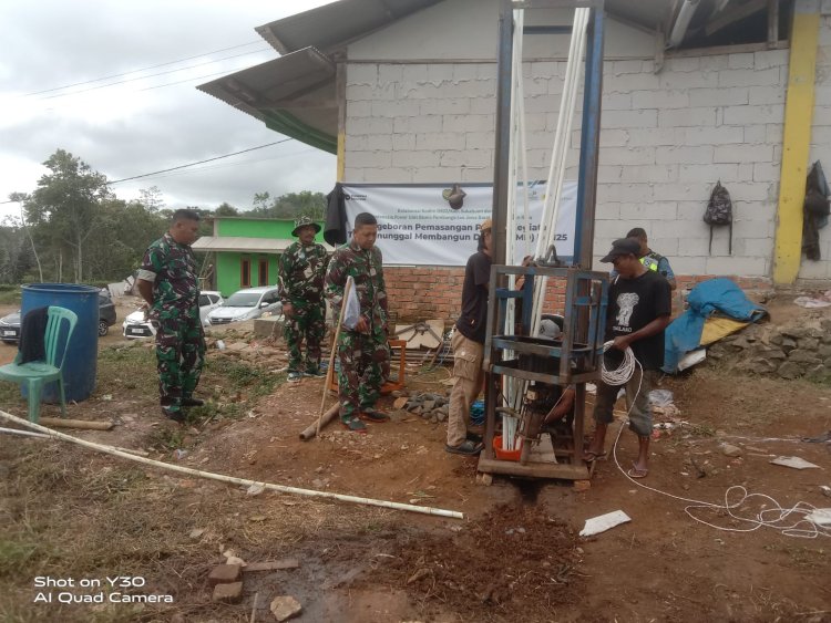 PASTIKAN AIR MENGALIR, DANSATGAS TMMD KE-125 TINJAU LANGSUNG PEMBUATAN SUMUR BOR DI KP. CISIREUM