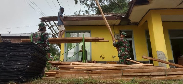 SATGAS TMMD KE-125 REHAB PUSTU DI KAMPUNG CISIREUM, LANGKAPJAYA DEMI PELAYANAN KESEHATAN YANG LEBIH LAYAK