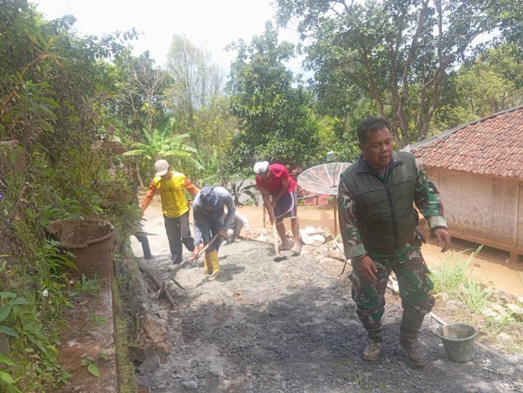 Babinsa Koramil 2201/Cisolok LAKSANAKAN KARYA BAKTI PEMBANGUNAN JALAN BERSAMA WARGA