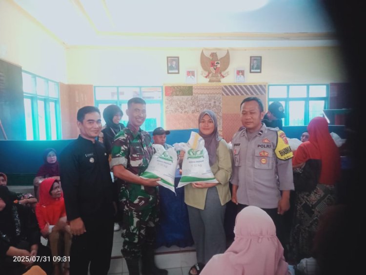 Babinsa Koramil 2215/Ciemas Dampingi Pendistribusian BPNT di Desa Ciwaru