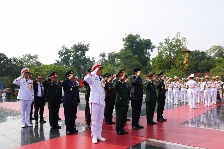 Menhan RI Kunjungi Bac Son Monument di Hanoi, Vietnam