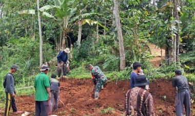 Karya Bakti Babinsa Panumbangan: Wujud Nyata Kebersamaan TNI dan Warga