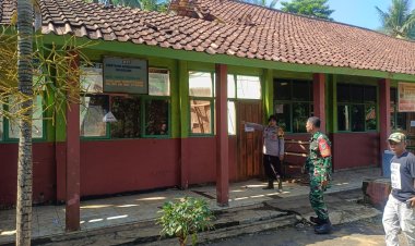 Babinsa Koramil 2215/Ciemas Tinjau Ruang Kelas SDN 1 Citangkil yang Ambruk