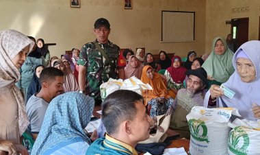 Babinsa Koramil 2213/Jampangkulon Dampingi Penyaluran Bantuan Beras Bulog di Desa Nagraksari