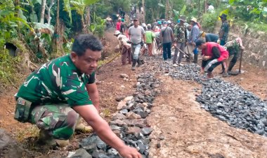 Babinsa Koramil 2210/Pabuaran Laksanakan Karya Bakti Bersama Warga di Desa Ciwalat