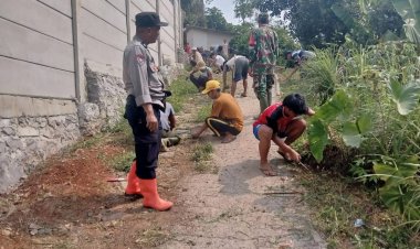 Babinsa Koramil 2204/Cikidang Laksanakan Bakti Jumat Bersih di Desa Tamansari