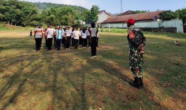 Babinsa Koramil 2204/Cikidang Dampingi Pelatihan Paskibraka di SMAN 1 Cikidang