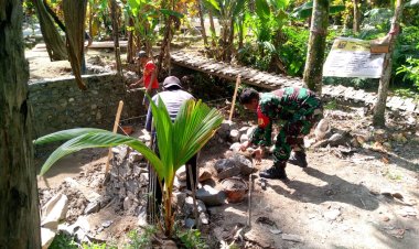 Babinsa Koramil 2201/Cisolok Laksanakan Karya Bakti Pembersihan Irigasi di Desa Caringin