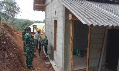 SATGAS TMMD KE-125 LANJUTKAN PEMBANGUNAN RUTILAHU MILIK BAPAK UMA DI DESA LANGKAPJAYA