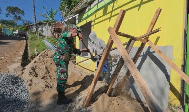 Satgas TMMD ke-125 Bersama Warga Lanjutkan Perehaban Pustu di Kp. Cisireum