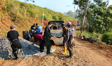 Satgas TMMD ke-125 Bersama Warga Genjot Pengaspalan Jalan di Kp. Sampalan – Kp. Cimanggu 2