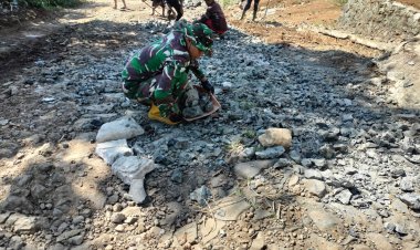 BABINSA KORAMIL 2209/LENGKONG GELAR KARYA BAKTI PERBAIKAN JALAN BERSAMA WARGA