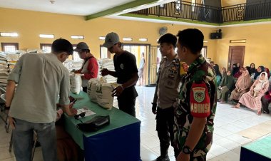 Babinsa Koramil 2208/Nyalindung Dampingi Penyaluran Bantuan Pangan Beras di Desa Cijangkar