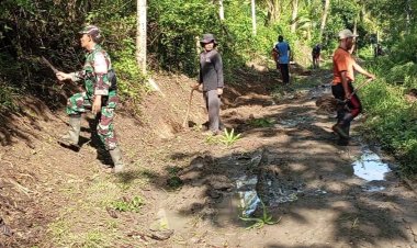 Babinsa Koramil 2212/Tegalbuleud Laksanakan Karya Bakti Perbaikan Jalan Bersama Warga