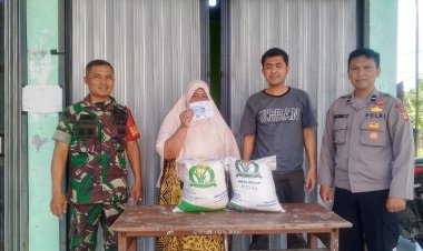 Babinsa Koramil 2205/Kalapanunggal Dampingi Pendistribusian Bansos Beras Bulog di Desa Palasari Girang