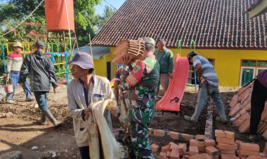 BABINSA KORAMIL 2209/LENGKONG BERSAMA WARGA LAKSANAKAN KARYA BAKTI REHAB PUSTU