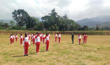 BABINSA KORAMIL 2206/PARAKANSALAK LATIH PASKIBRA DI KECAMATAN PARAKANSALAK