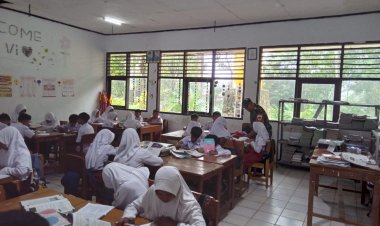 BABINSA KORAMIL 2215/CIEMAS BERIKAN BIMBINGAN BELAJAR DAN WAWASAN KEBANGSAAN KEPADA SISWA SDN 1 TAMANJAYA