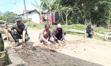 BABINSA KORAMIL 2208/NYALINDUNG LAKSANAKAN KARYA BAKTI PERBAIKAN JALAN DI KAMPUNG GARDUH