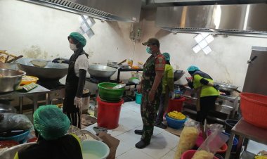 BABINSA KORAMIL 2203/WARUNGKIARA LAKSANAKAN PENDAMPINGAN PENYALURAN MBG