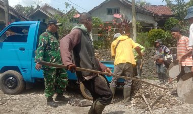 Babinsa Koramil 2203/Warungkiara Laksanakan Karya Bakti Bersama Warga