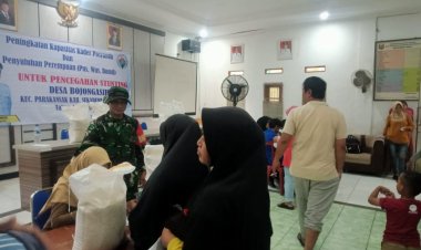 Babinsa Koramil 2206/Parakansalak Dampingi Pendistribusian Bansos Beras di Desa Bojongasih