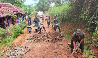 Babinsa Koramil 2211/Sagaranten Laksanakan Karya Bakti Penggaspalan Jalan di Desa Cimenteng