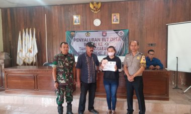 Babinsa Koramil 2213/Jampangkulon Dampingi Penyaluran BLT DD di Desa Bojong Genteng