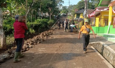 Satgas TMMD ke-125 Kobarkan Semangat Gotong Royong, Drainase Depan Kantor Desa Langkapjaya Dibabat Tuntas!