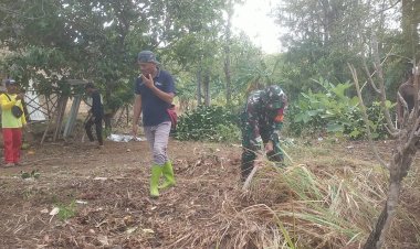 BABINSA KORAMIL 2215/CIEMAS GELAR BAKTI PEMBERSIHAN JALAN DI DESA MANDRAJAYA