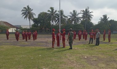 BABINSA KORAMIL 2212/TEGALBULEUD LATIH PASUKAN PASKIBRAKA DI SMKN 1 TEGALBULEUD