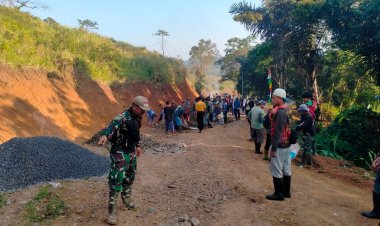 Semangat Gotong Royong Warga dan TNI dalam Pengaspalan Jalan TMMD ke-125, Wujud Nyata Harapan yang Menyatu di Tanah Langkapjaya
