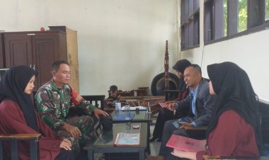 BABINSA KORAMIL 2209/LENGKONG LAKSANAKAN KOMSOS DENGAN KEPALA SEKOLAH DI DESA NEGLASARI