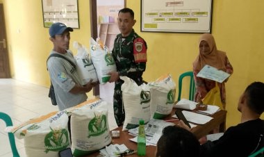 Babinsa Koramil 2201/Cisolok Hadiri Pendistribusian Beras Bulog di Desa Cicadas