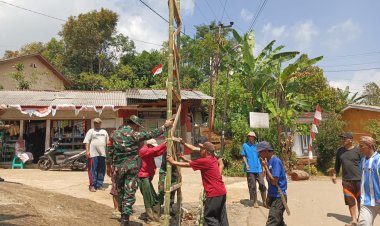 Babinsa Koramil 2208/Nyalindung Bersama Warga Laksanakan Bakti Pembuatan Gapura Sambut HUT RI