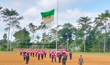 Babinsa Koramil 2214/Surade Latih Paskibra di Kecamatan Surade