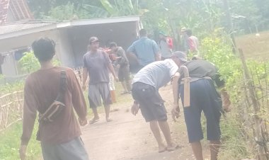 Semangat Kemerdekaan: Warga Kampung Cikeling Kidul Gotong Royong Bersihkan Jalan dan Pasang Bendera
