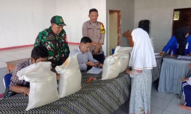 Babinsa Koramil 2206/Parakansalak Dampingi Pendistribusian Bansos Beras di Desa Parakansalak