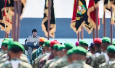 Presiden Pimpin Upacara Gelar Pasukan, Anugerahkan Pangkat Kehormatan dan Bintang Sakti