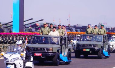 Panglima TNI Dampingi Presiden RI Prabowo Subianto Pada Upacara Gelar Pasukan Operasional dan Kehormatan Militer