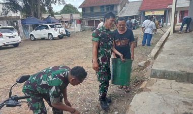 Danramil 2215/Ciemas Pimpin Karya Bakti Pembersihan Pasar Rakyat di Desa Tamanjaya