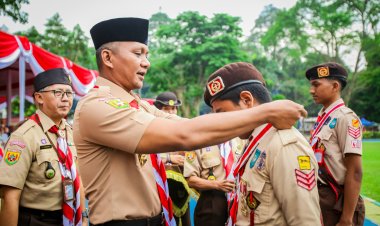 Jenal Mutaqin Sematkan Lencana Garuda untuk 350 Penggalang Pramuka
