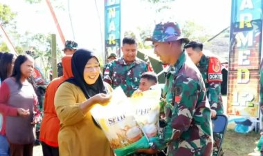 Prajurit Kostrad Gandeng Bulog Gelar Bazar Beras Murah di Desa Harjokuncaran, Malang