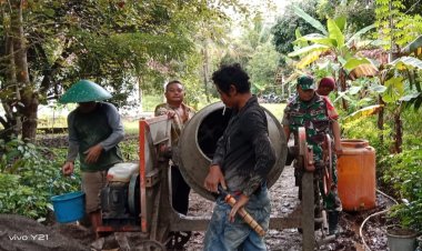 Babinsa Koramil 2212/Tegal Buleud Calingcing Bersama Warga Gelar Karya Bakti Pembenahan Jalan