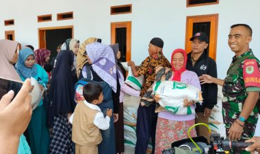 Babinsa Koramil 2213/Jampang Kulon Desa Sekarsari Dampingi Penyaluran Bantuan Beras Bulog