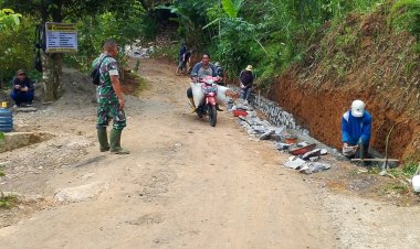 Babinsa Koramil 2201/Cisolok Desa Gandasoli Bersama Warga Gelar Karya Bakti Perbaikan Jalan
