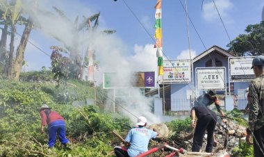 Babinsa Koramil 2208/Nyalindung Laksanakan Karya Bakti Pembersihan Lingkungan