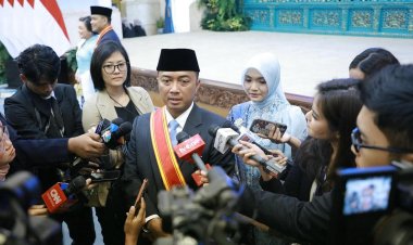 Mensesneg Prasetyo Hadi Terima Tanda Kehormatan Bintang Mahaputera Utama